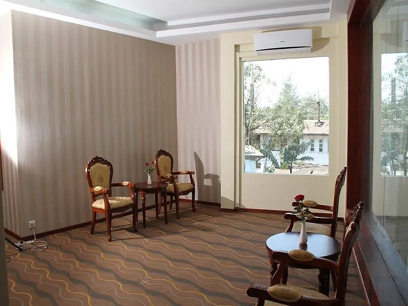 Sky Man Hotel Γιανγκόν 3*,